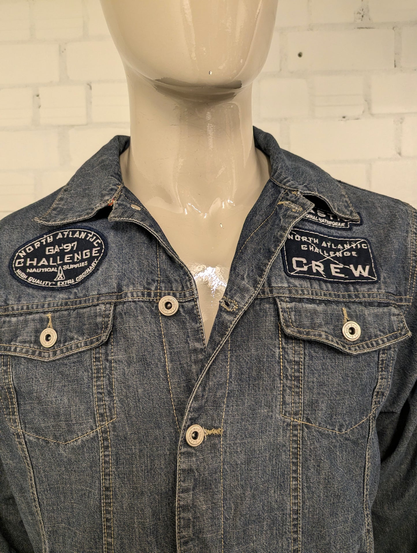 Gaastra spijker jack. Blauw gemêleerd met emblemen. Maat L.