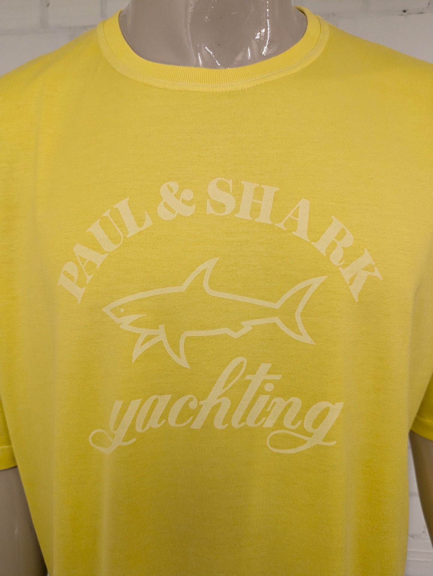 Paul & Shark shirt. Geel met opdruk. Maat 2XL / XXL.