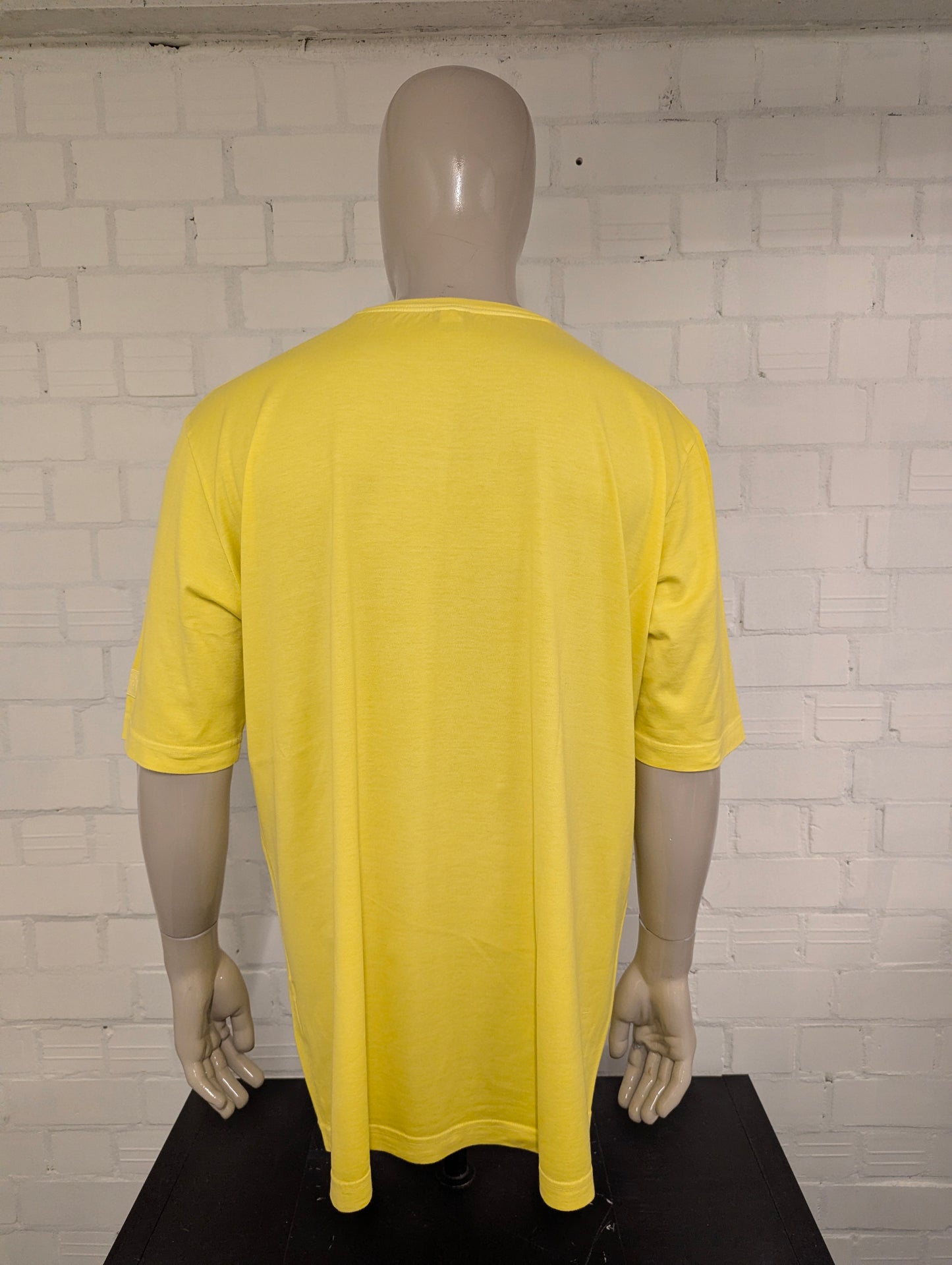 Paul & Shark shirt. Geel met opdruk. Maat 2XL / XXL.