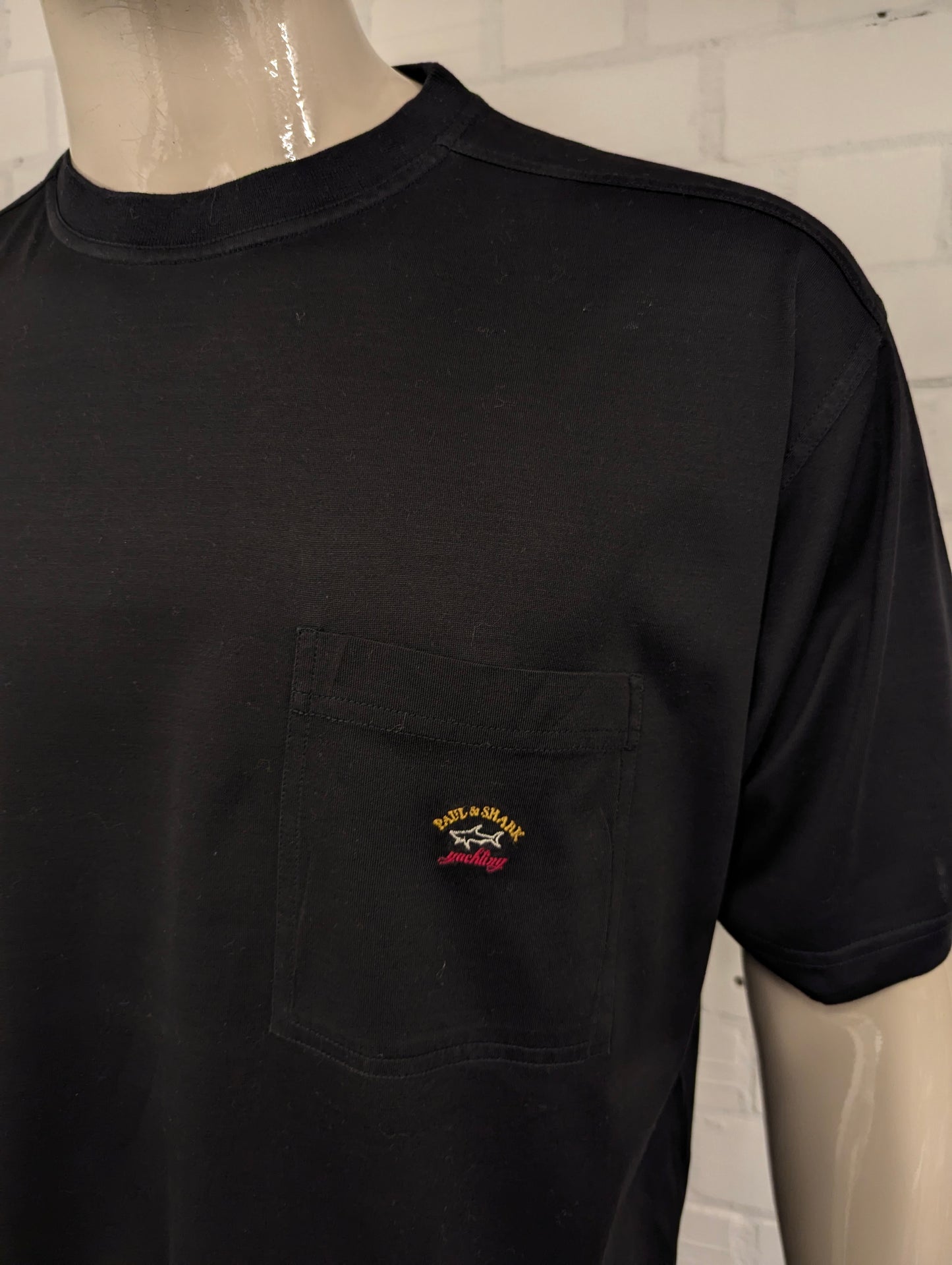 Paul & Shark shirt met borstzakje. Zwart gekleurd. Maat 2XL / XXL.