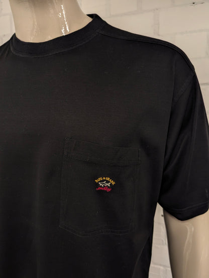 Paul & Shark shirt met borstzakje. Zwart gekleurd. Maat 2XL / XXL.