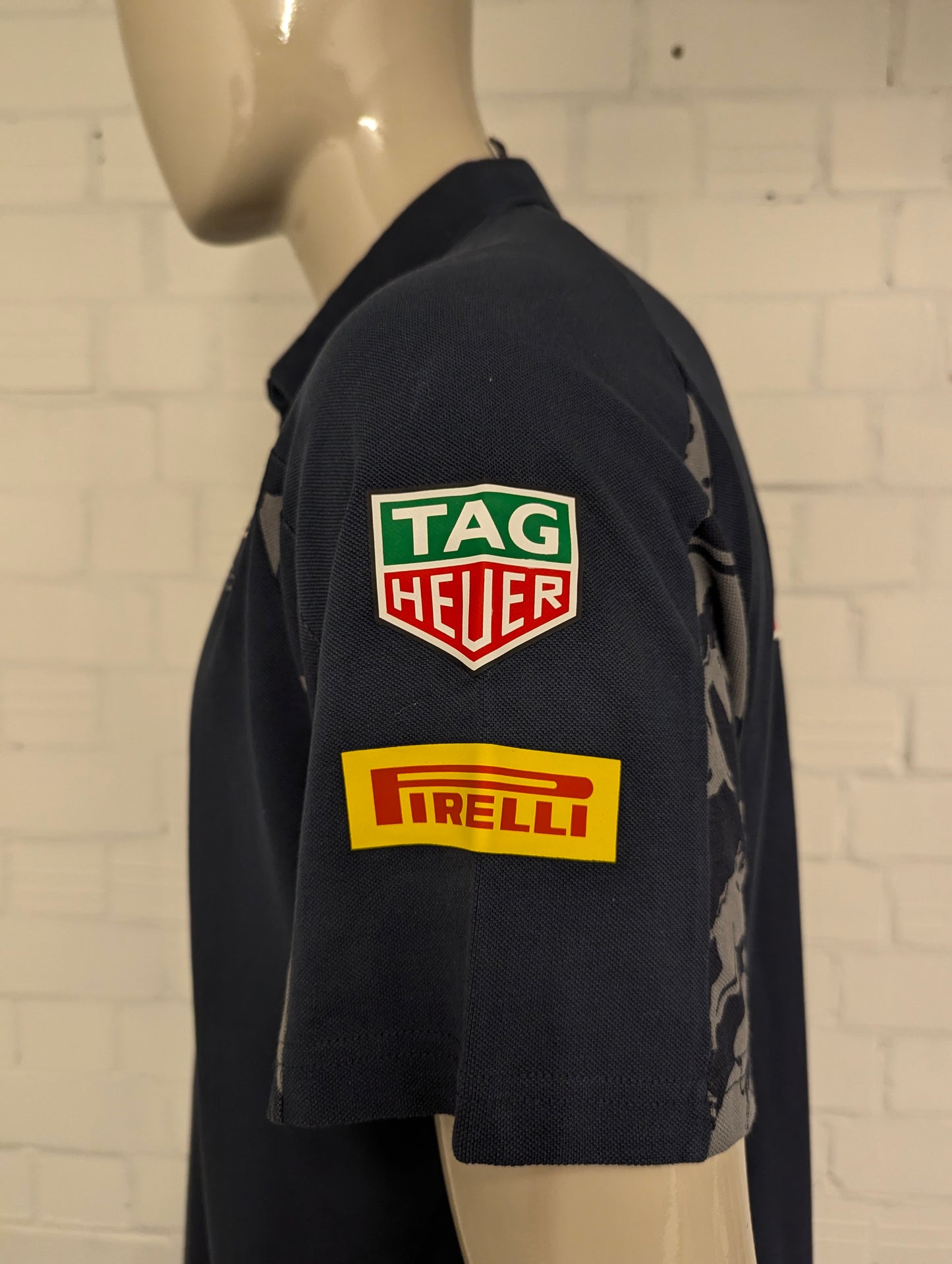 Red Bull Racing Puma polo. Donker Blauw Grijs gekleurd met opdruk. Maat 2XL / XXL.