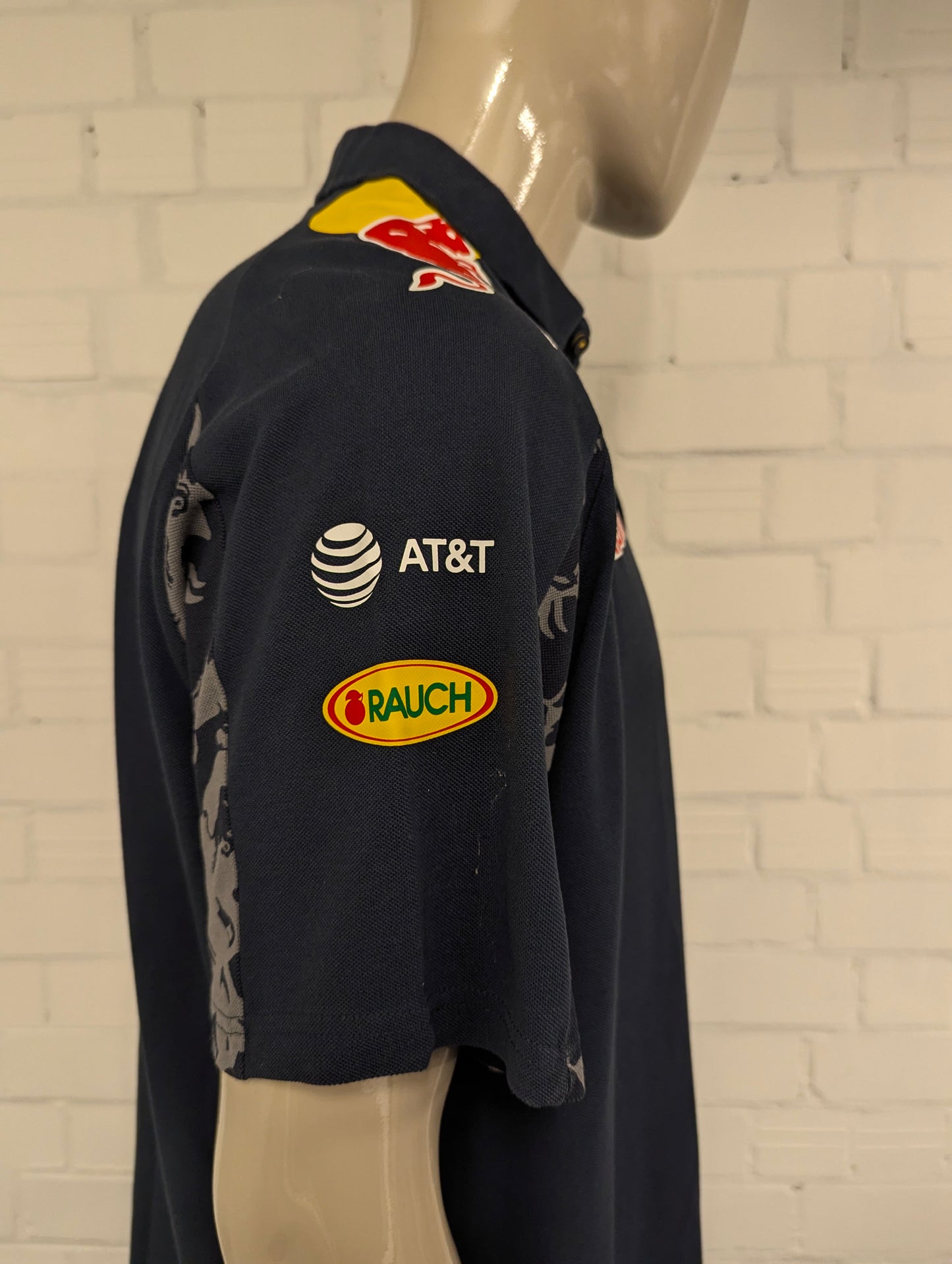 Red Bull Racing Puma polo. Donker Blauw Grijs gekleurd met opdruk. Maat 2XL / XXL.