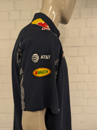 Red Bull Racing Puma polo. Donker Blauw Grijs gekleurd met opdruk. Maat 2XL / XXL.