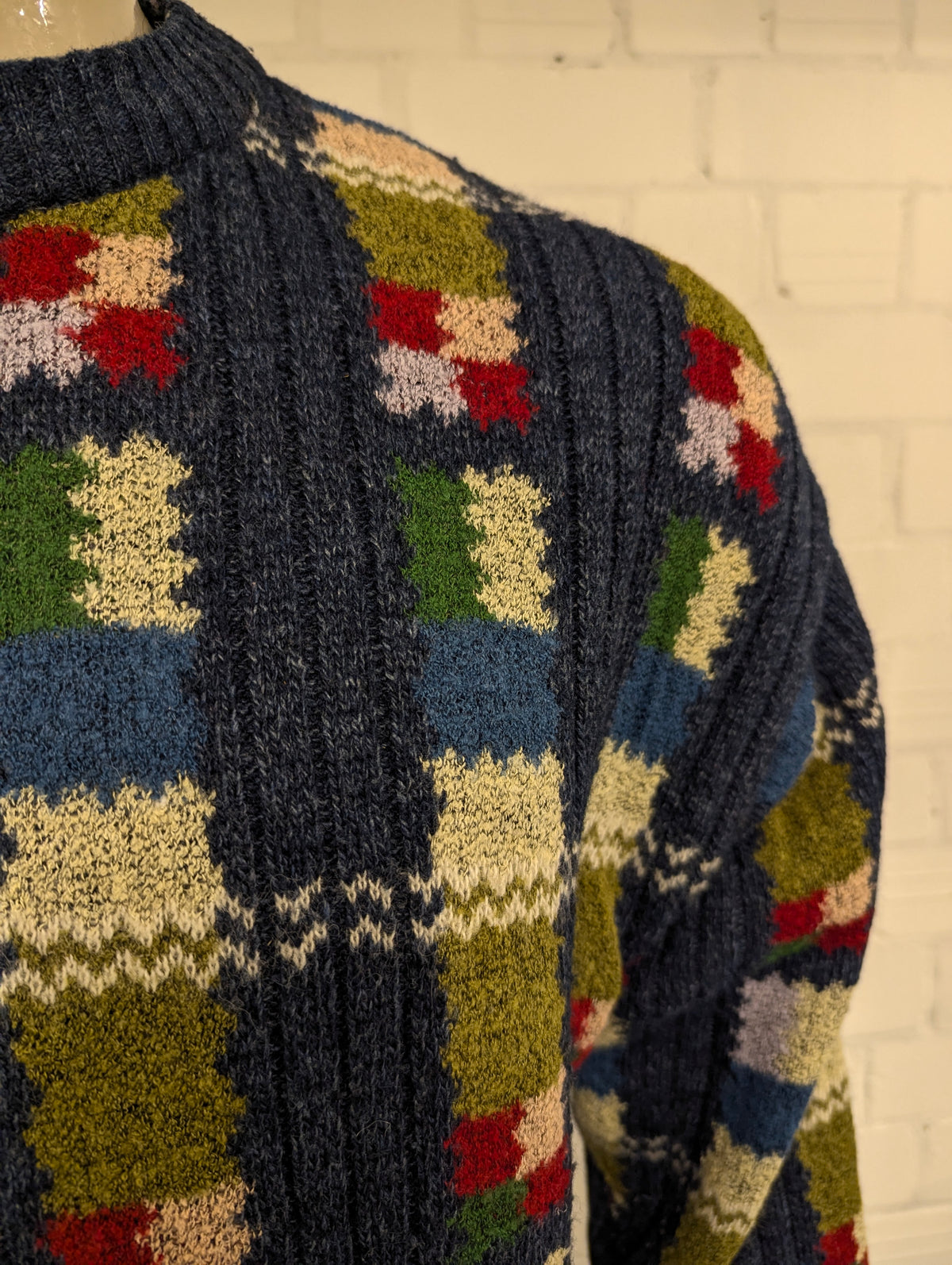 Vintage 007 Collection warm sweater – colored motif – size XL