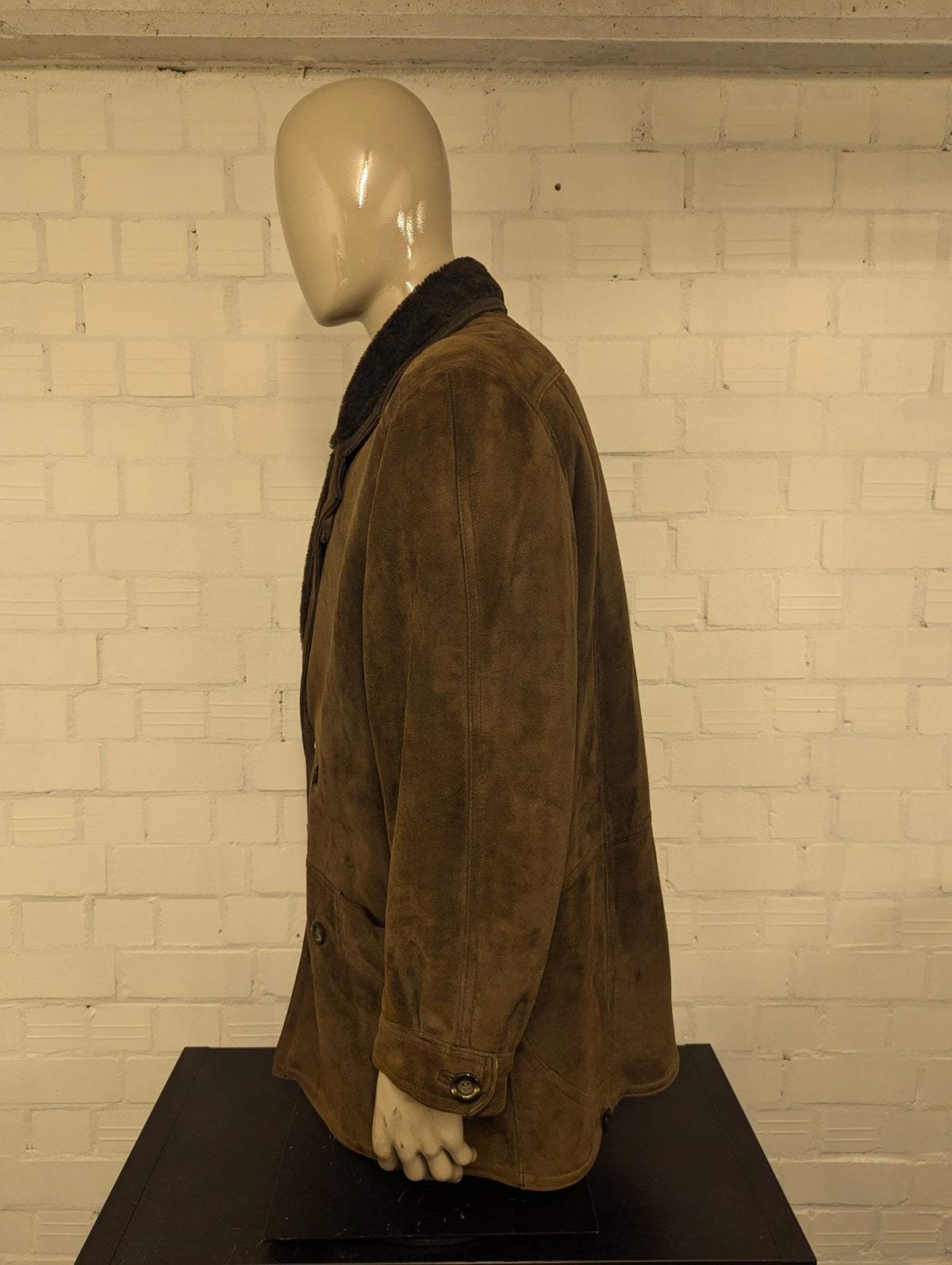 Leren Double Breasted halflange gevoerde jas met (nep) Bontkraag. Donker Bruin gekleurd. Maat L. #706.