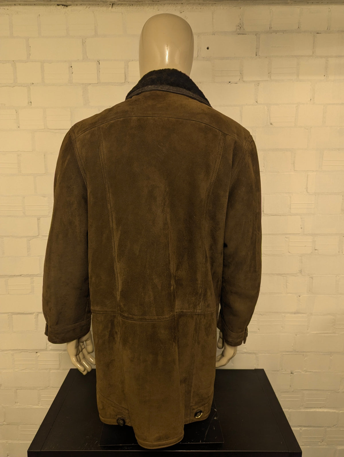 Leren Double Breasted halflange gevoerde jas met (nep) Bontkraag. Donker Bruin gekleurd. Maat L. #706.