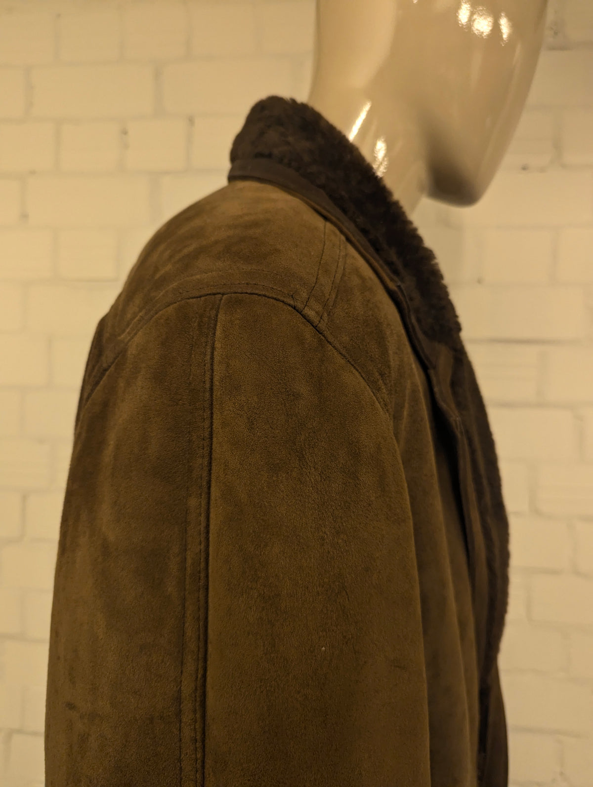 Leren Double Breasted halflange gevoerde jas met (nep) Bontkraag. Donker Bruin gekleurd. Maat L. #706.