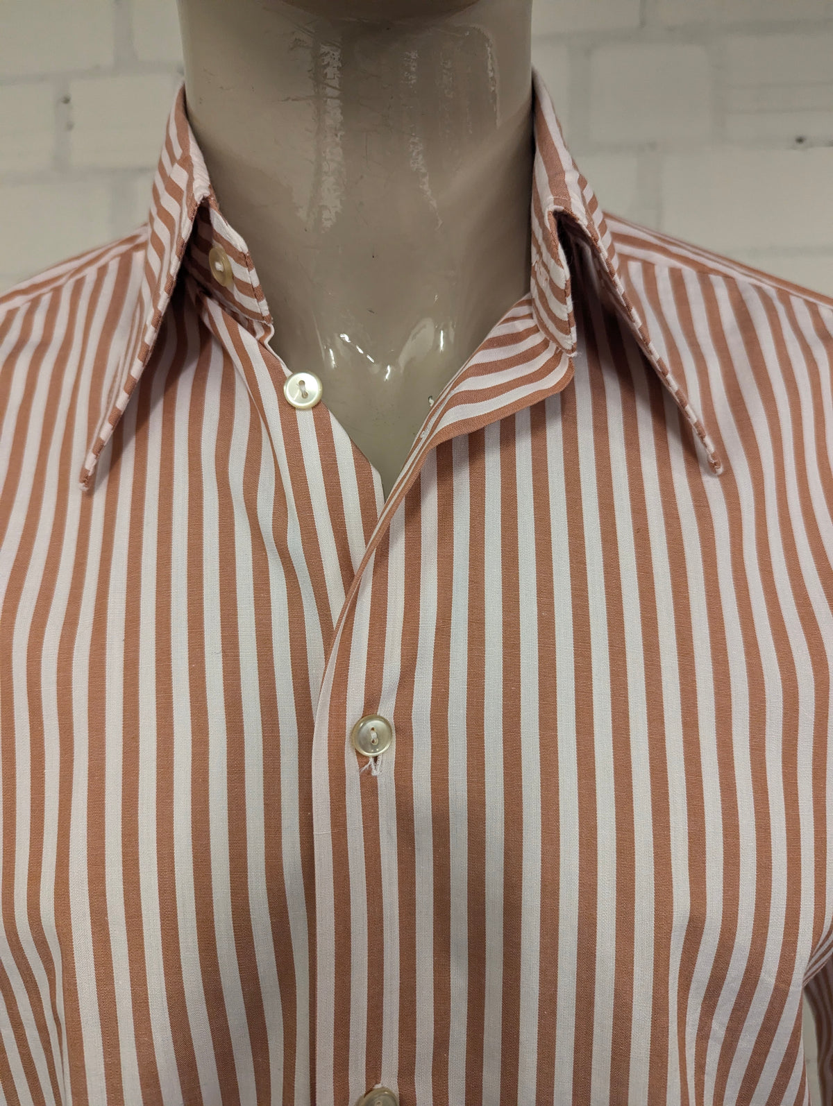 Vintage 70's overhemd met puntkraag en casual manchetknoop. Wit Bruin gestreept. Maat L. #710.