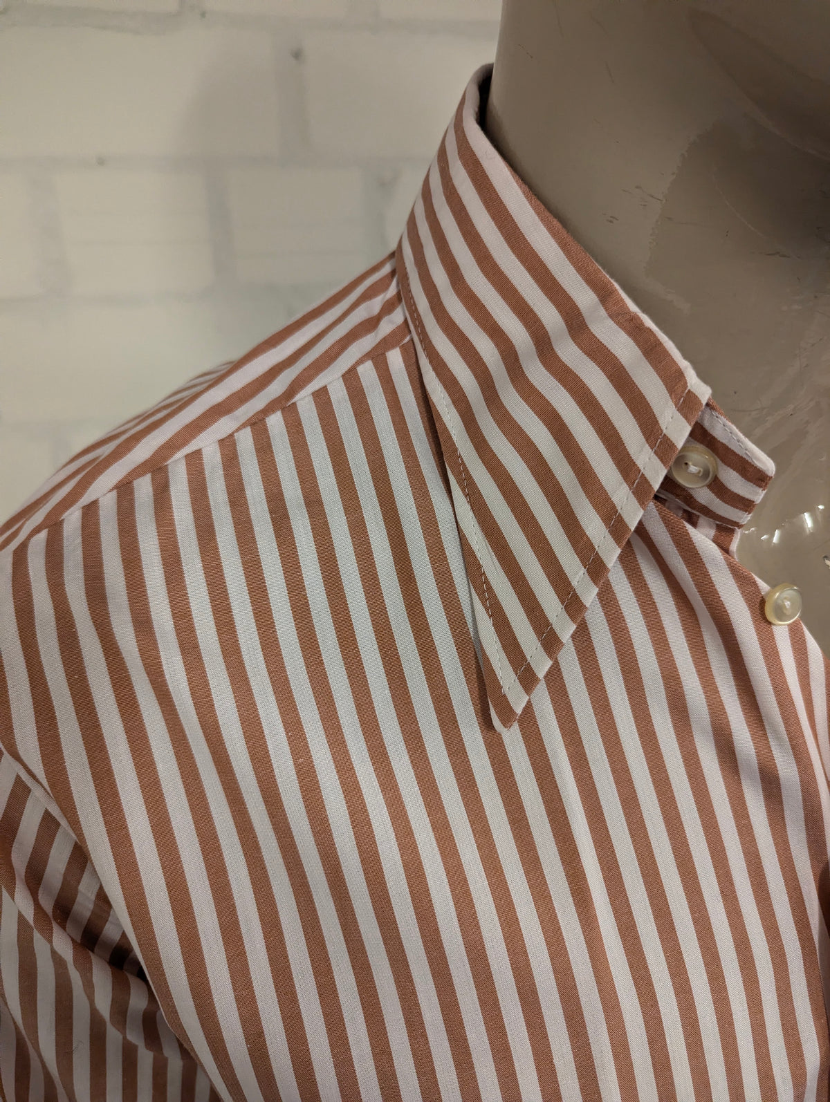 Vintage 70's overhemd met puntkraag en casual manchetknoop. Wit Bruin gestreept. Maat L. #710.