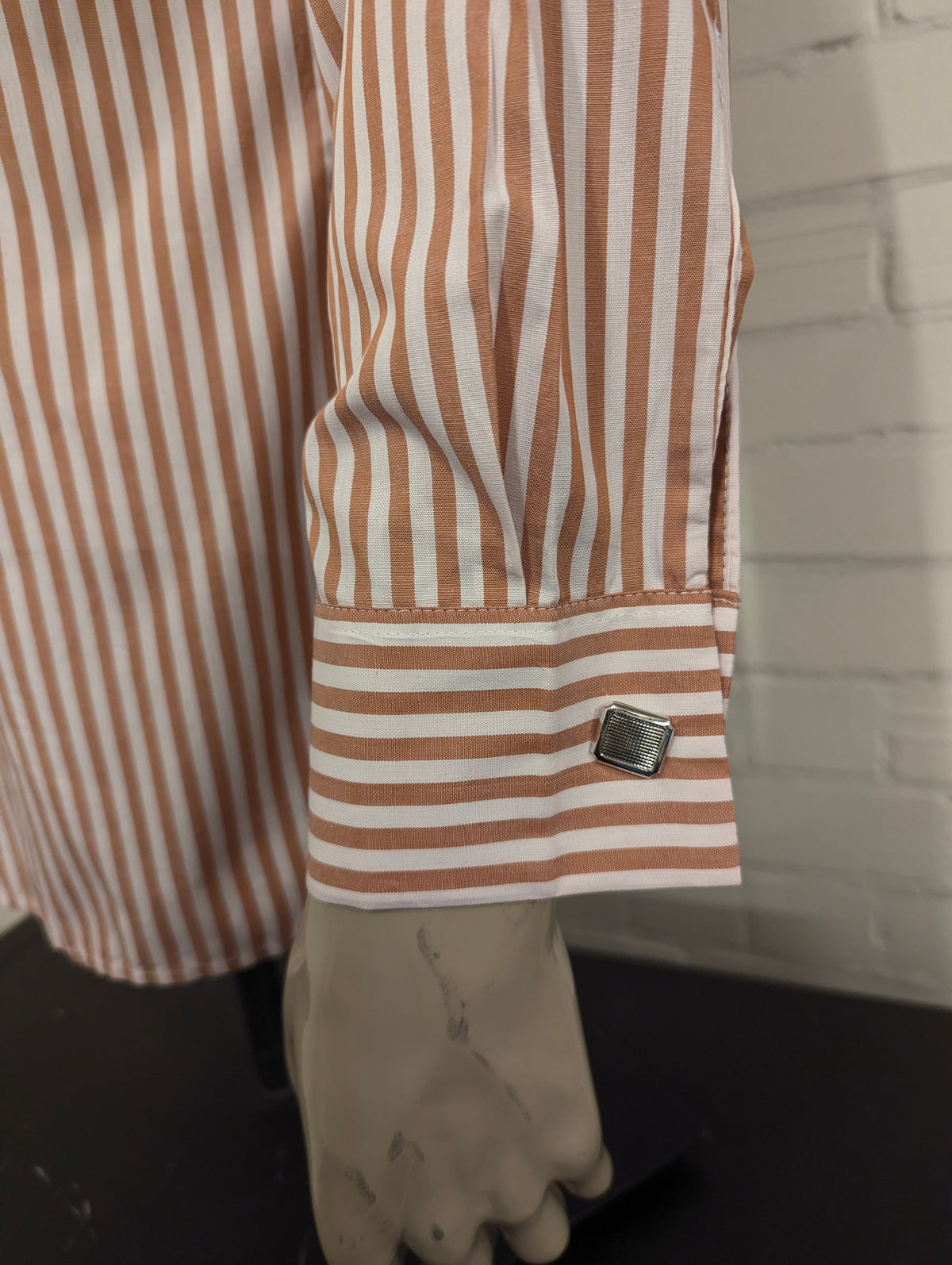Vintage 70's overhemd met puntkraag en casual manchetknoop. Wit Bruin gestreept. Maat L. #710.