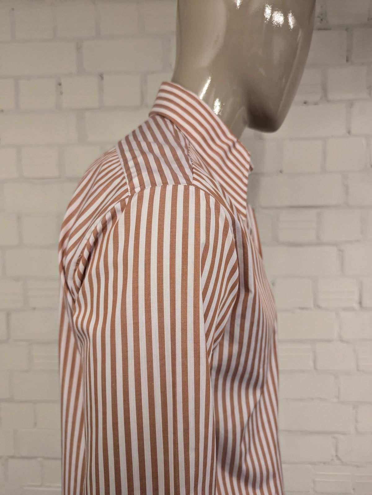 Vintage 70's overhemd met puntkraag en casual manchetknoop. Wit Bruin gestreept. Maat L. #710.