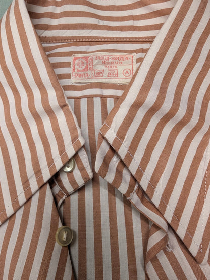 Vintage 70's overhemd met puntkraag en casual manchetknoop. Wit Bruin gestreept. Maat L. #710.