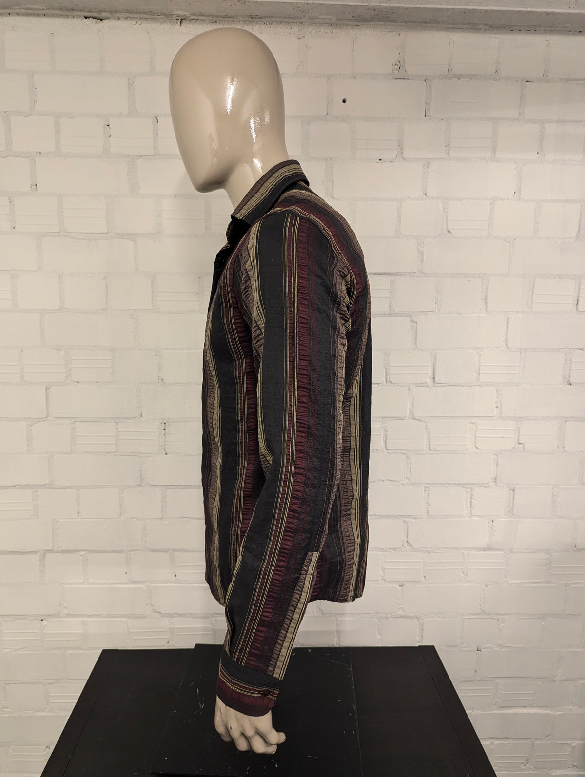 Vintage New Century overhemd. Rood Bruin Kaki Zwart gestreept. voelbaar motief. Maat M.