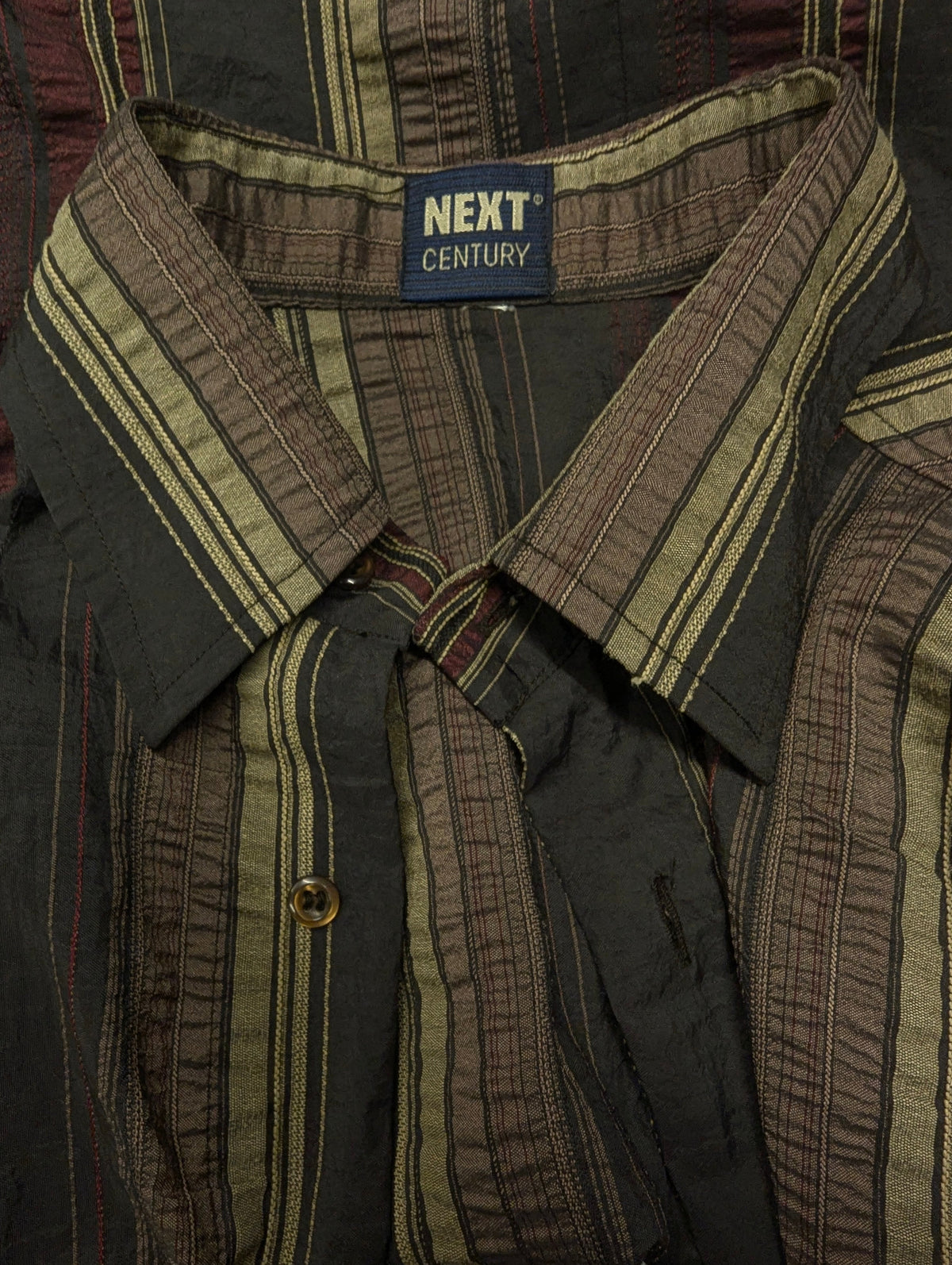 Vintage New Century overhemd. Rood Bruin Kaki Zwart gestreept. voelbaar motief. Maat M.