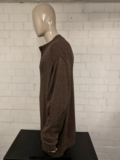 Chaps trui met knopen en elleboogstukken. Bruin gemêleerd. Maat 4XL / XXXXL.