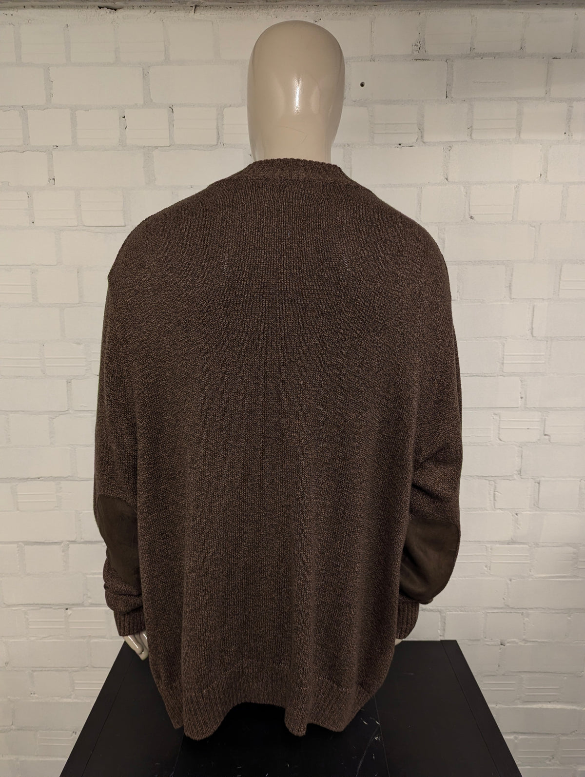 Chaps trui met knopen en elleboogstukken. Bruin gemêleerd. Maat 4XL / XXXXL.