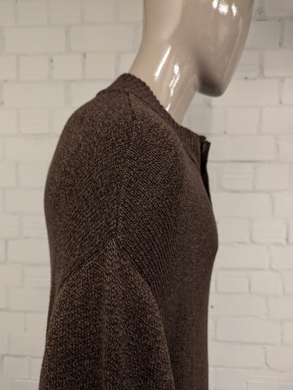 Chaps trui met knopen en elleboogstukken. Bruin gemêleerd. Maat 4XL / XXXXL.