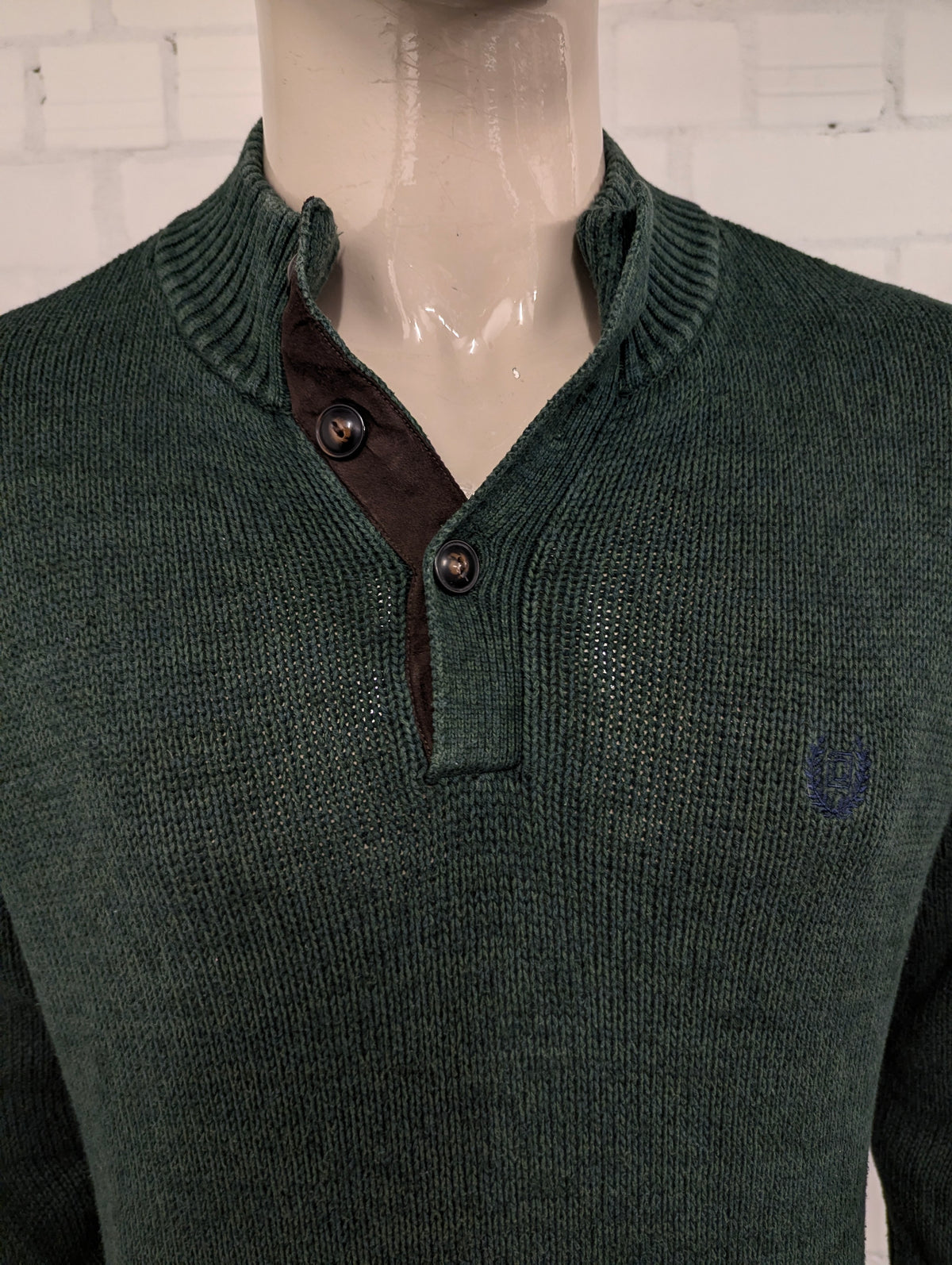 Chaps trui met elleboogstukken en knopen. Groen Blauw gemêleerd. Maat L.