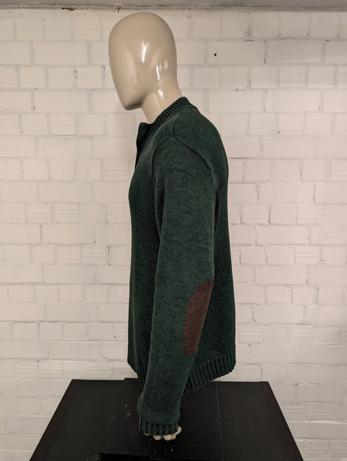 Chaps trui met elleboogstukken en knopen. Groen Blauw gemêleerd. Maat L.