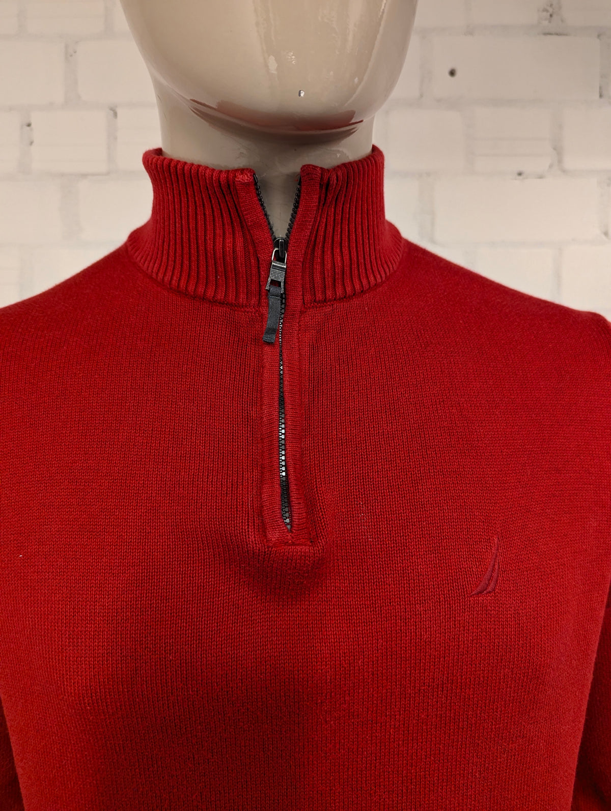 Nautica Quarter Zip trui met korte rits. Rood gekleurd. Maat M.