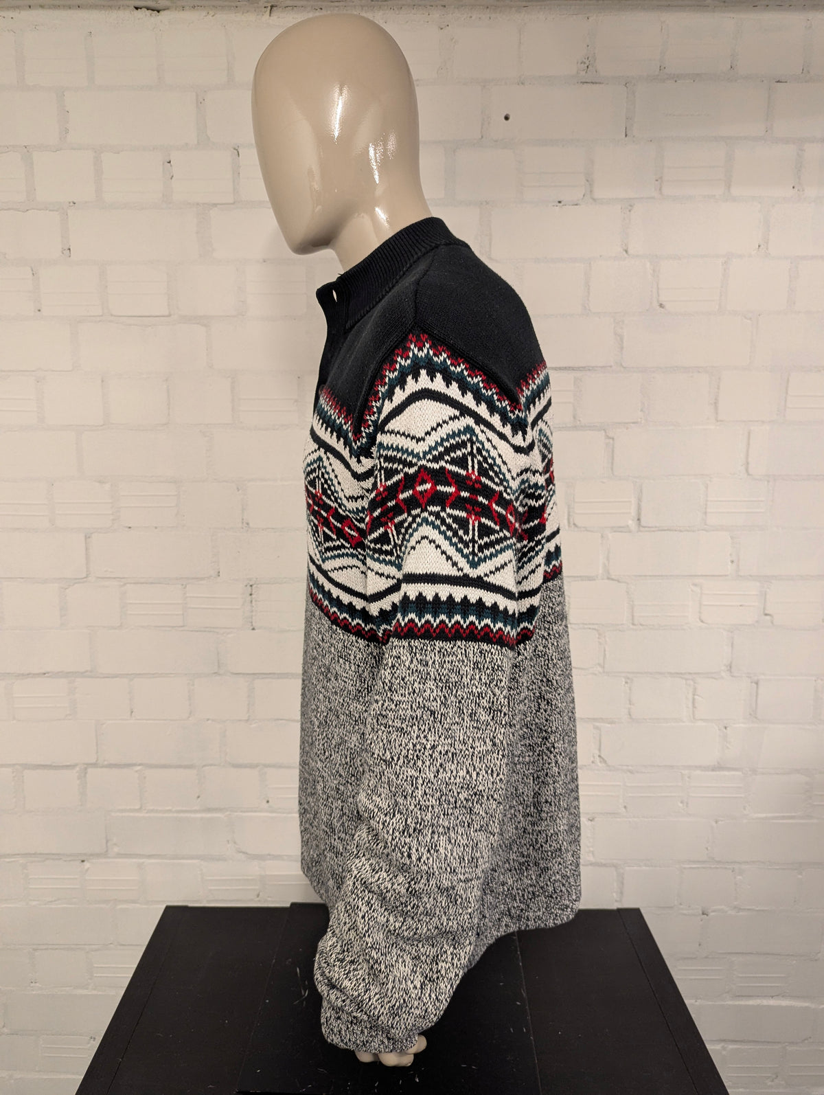 Chaps trui met knopen. Rood Groen Wit Zwart gekleurd. Maat 2XL / XXL.