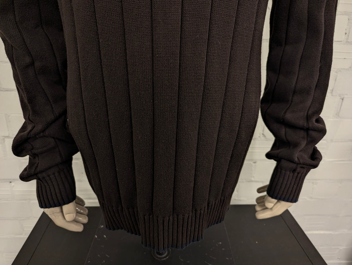 Nautica trui. Donker Bruin gestreept. Maat XL.
