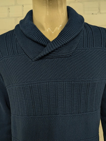 Chaps trui met sportieve col. Blauw voelbaar motief. Maat L.