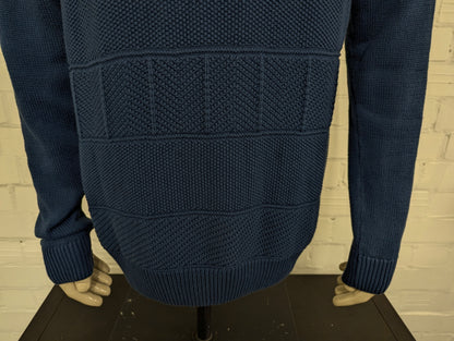 Chaps trui met sportieve col. Blauw voelbaar motief. Maat L.