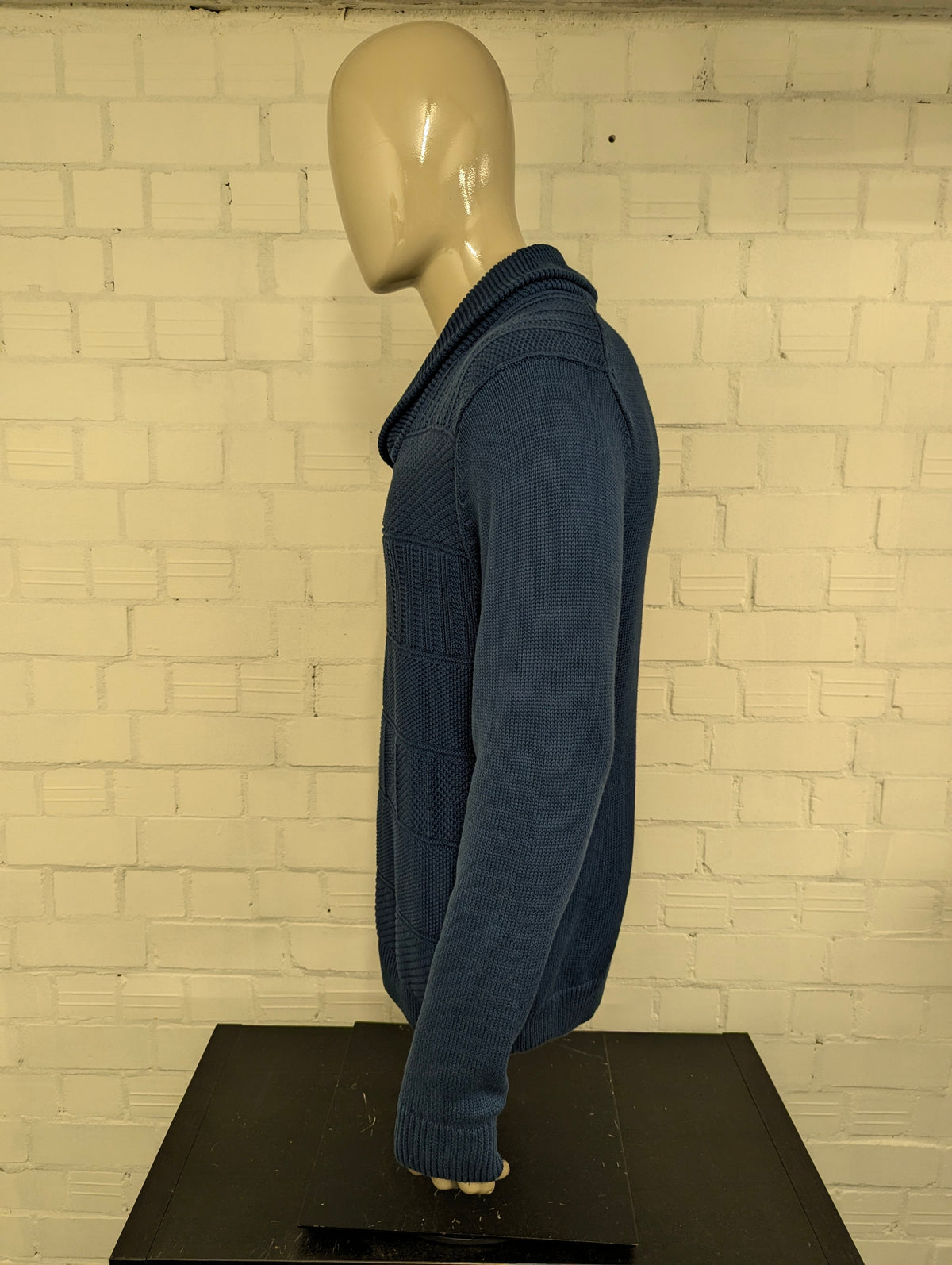 Chaps trui met sportieve col. Blauw voelbaar motief. Maat L.