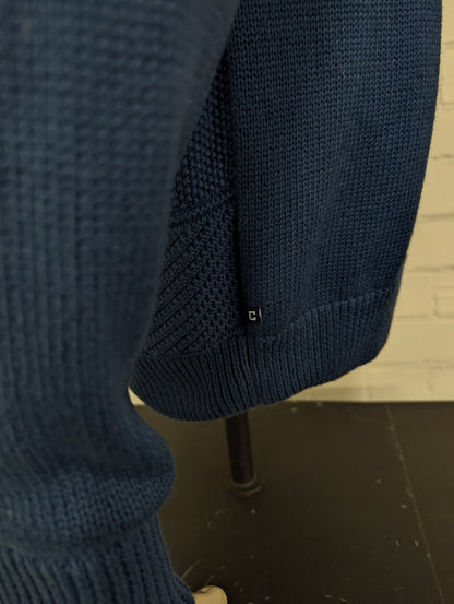 Chaps trui met sportieve col. Blauw voelbaar motief. Maat L.