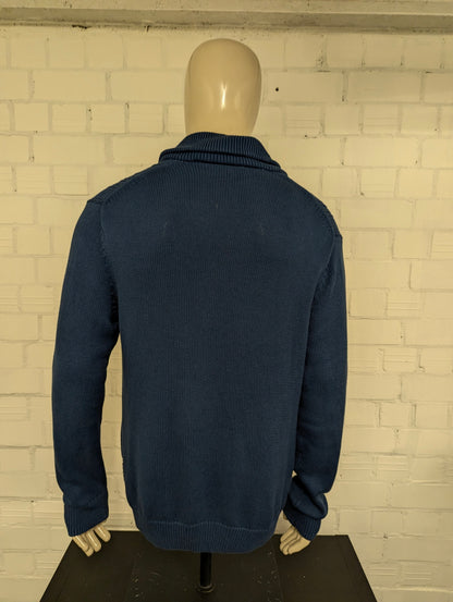 Chaps trui met sportieve col. Blauw voelbaar motief. Maat L.