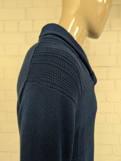 Chaps trui met sportieve col. Blauw voelbaar motief. Maat L.