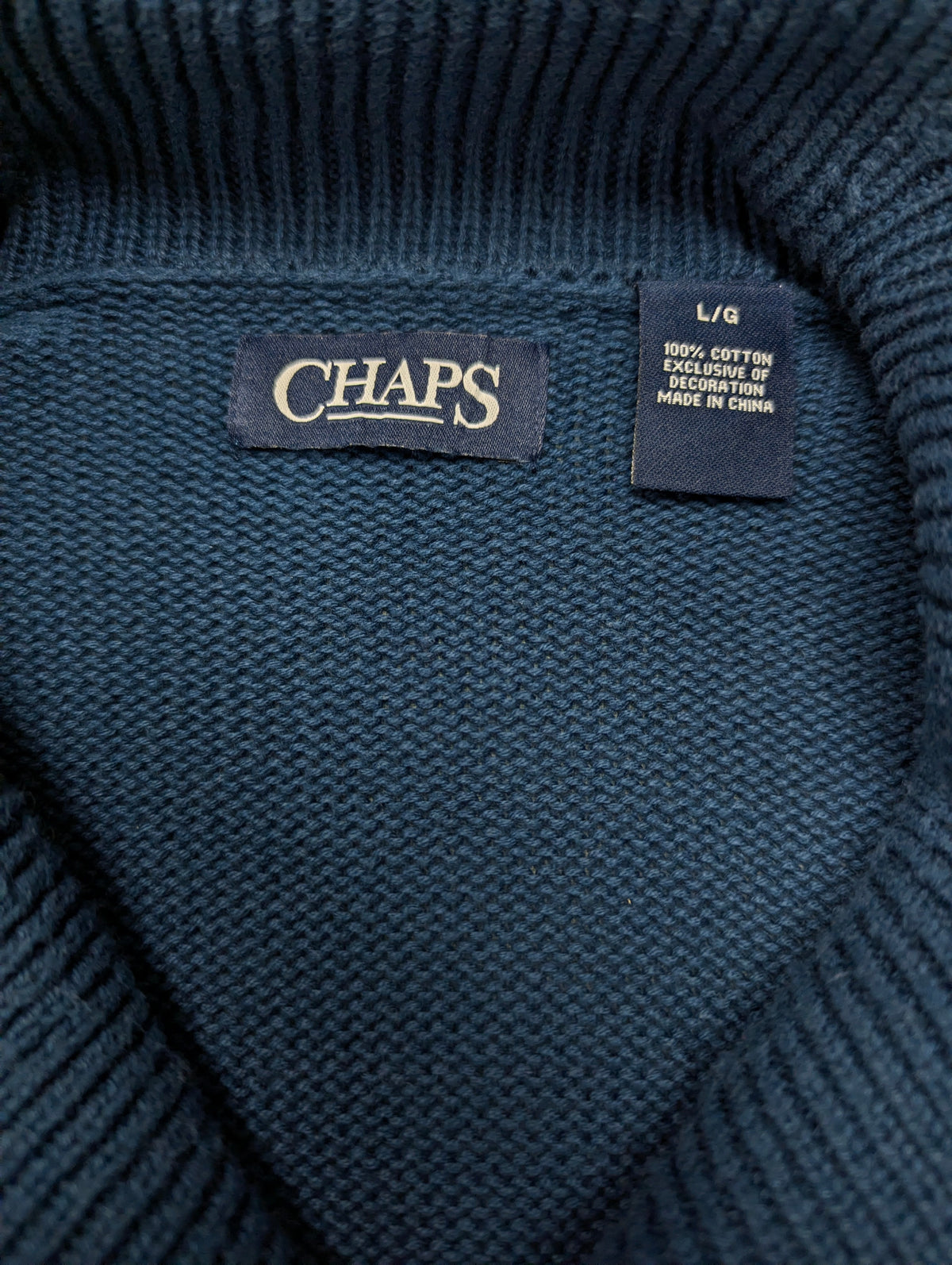 Chaps trui met sportieve col. Blauw voelbaar motief. Maat L.