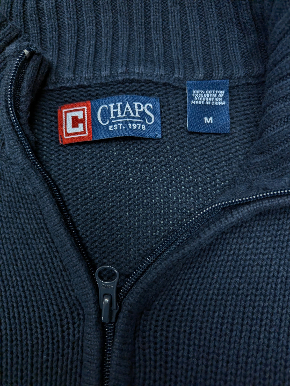 Chaps Quarter Zip trui met korte rits. Donker Blauw gekleurd. Maat M