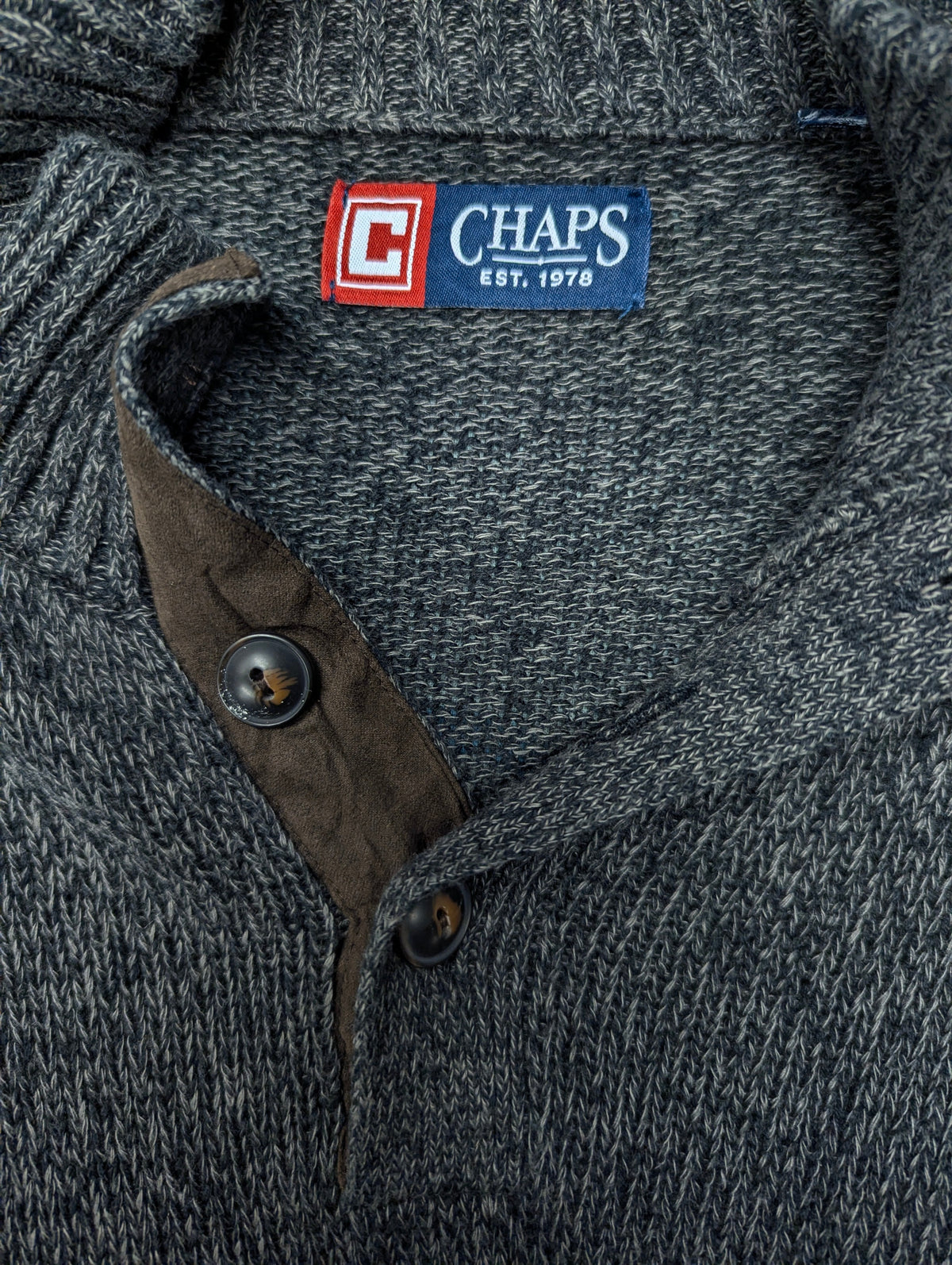 Chaps trui met knopen. Grijs Donker Blauw gemêleerd. Maat L.