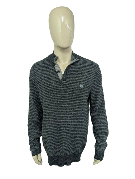 Chaps trui met knopen en elleboogstukken. Grijs Donker Blauw gemêleerd. Maat L.