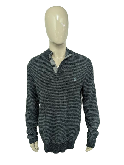 Chaps trui met knopen en elleboogstukken. Grijs Donker Blauw gemêleerd. Maat L.