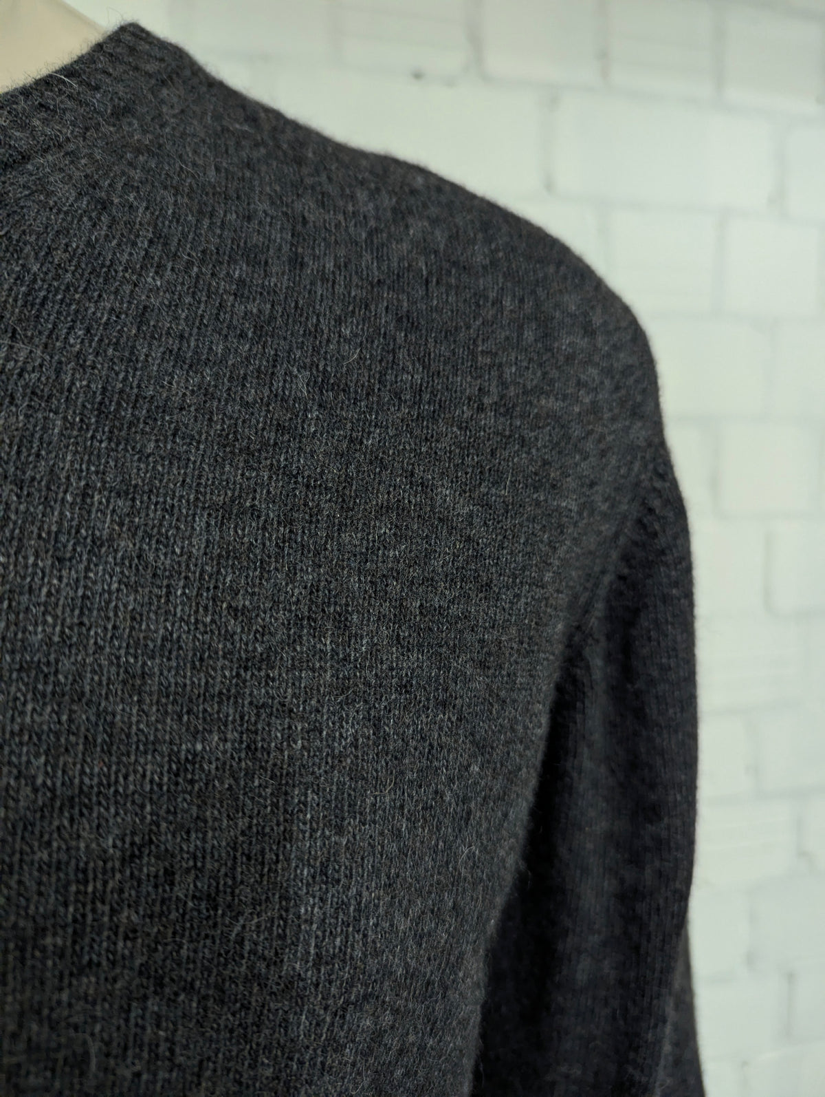 Italian Collection Wollen trui met V-Hals. Donker Grijs gemêleerd. 80% Wol en 20% Polyamide. Maat L.