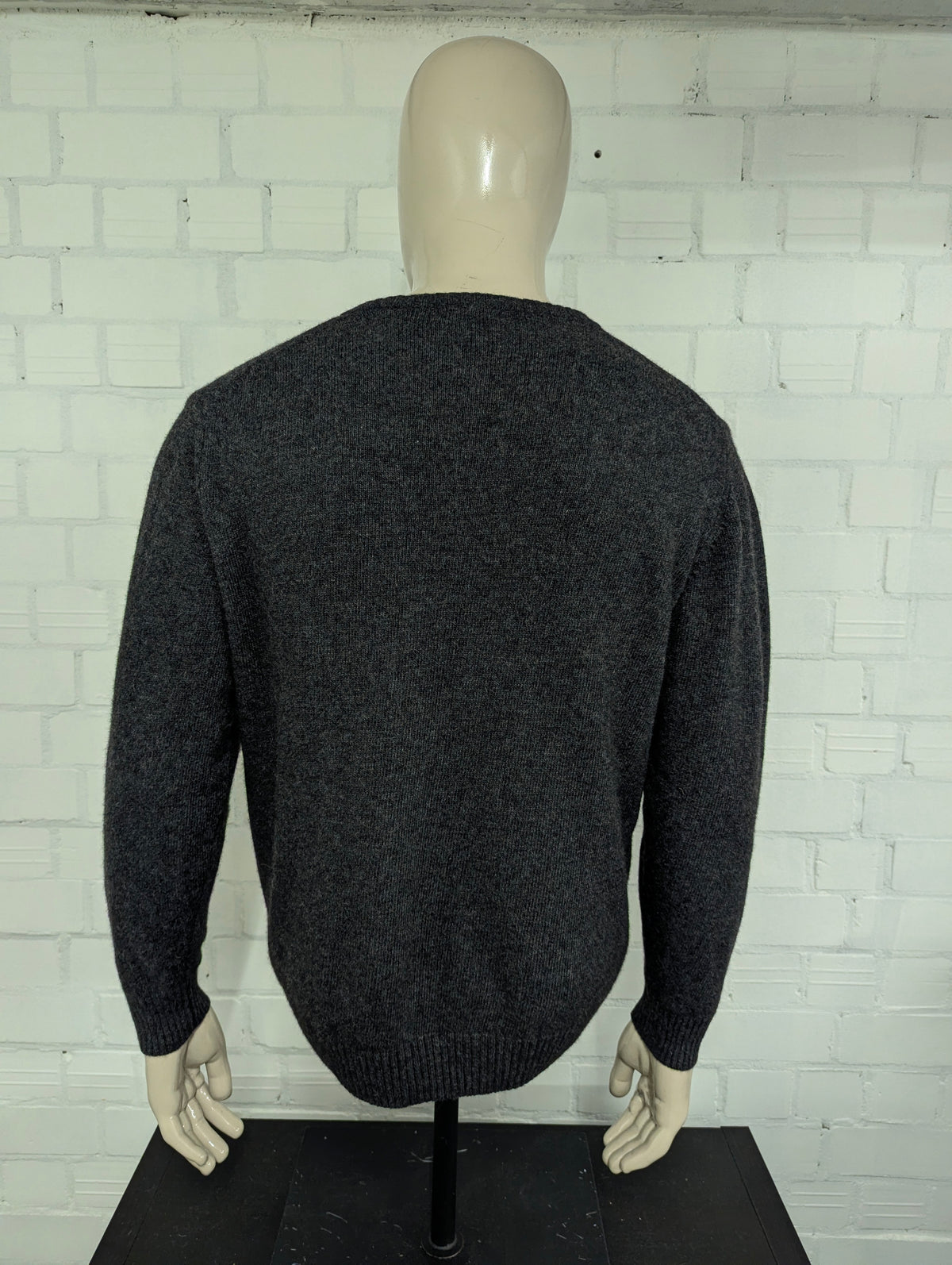 Italian Collection Wollen trui met V-Hals. Donker Grijs gemêleerd. 80% Wol en 20% Polyamide. Maat L.