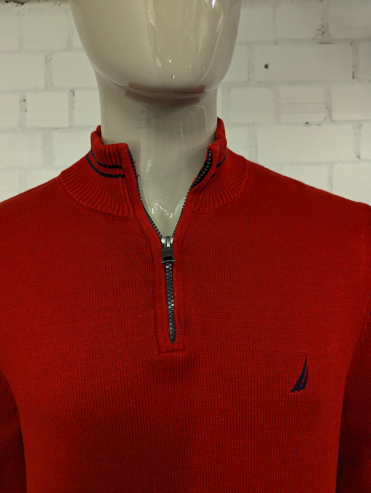 Nautica Quarter Zip trui met korte rits. Rood gekleurd. Maat L.