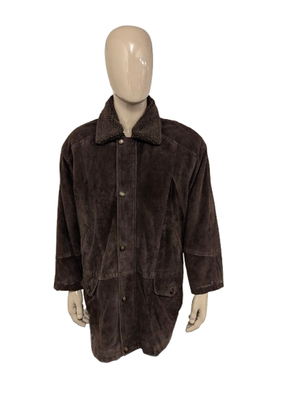 Chedo Suede Halflange jas met afritsbare kraag. . Donker Bruin gekleurd. Maat 56 / XL.
