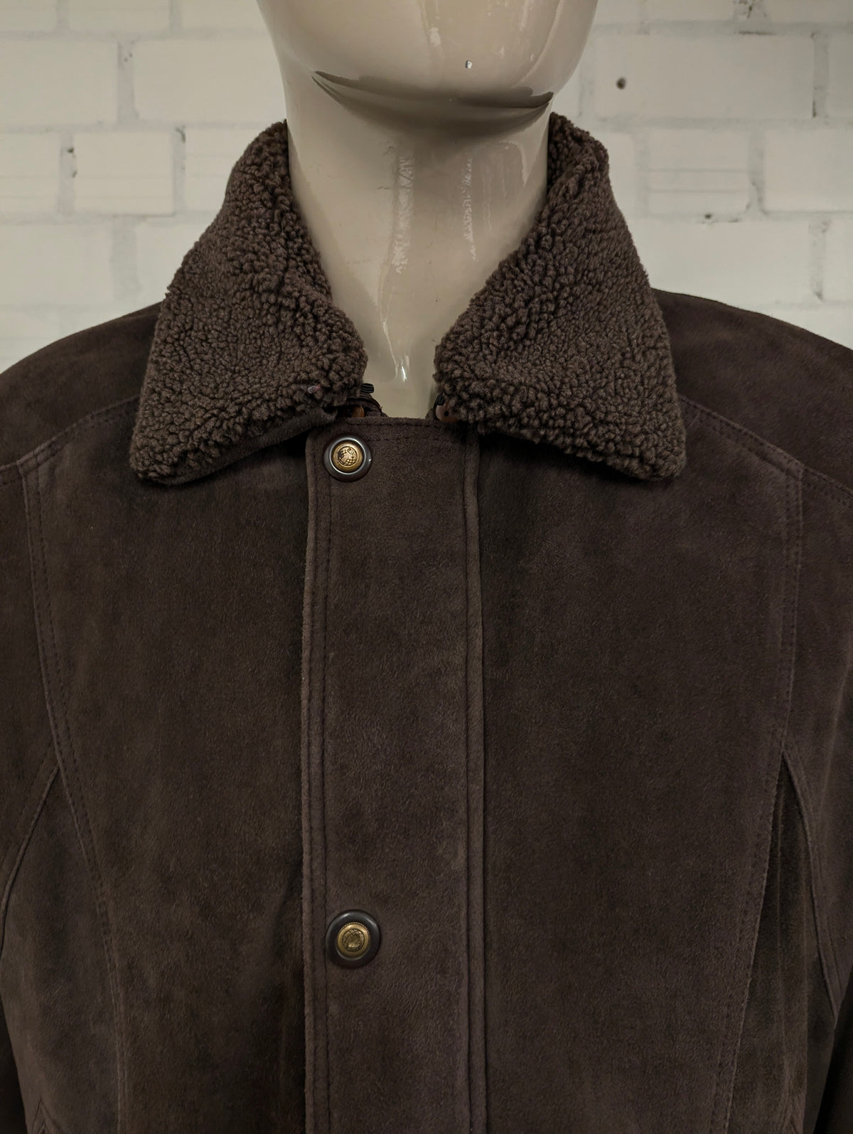 Chedo Suede Halflange jas met afritsbare kraag. . Donker Bruin gekleurd. Maat 56 / XL.