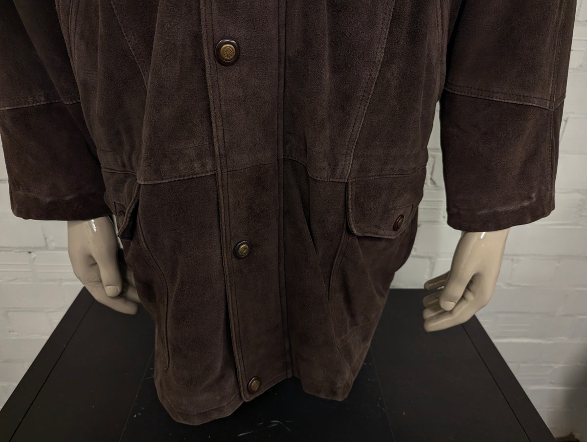 Chedo Suede Halflange jas met afritsbare kraag. . Donker Bruin gekleurd. Maat 56 / XL.