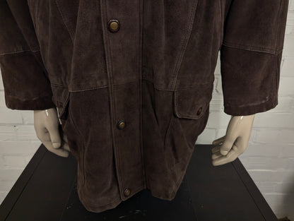Chedo Suede Halflange jas met afritsbare kraag. . Donker Bruin gekleurd. Maat 56 / XL.