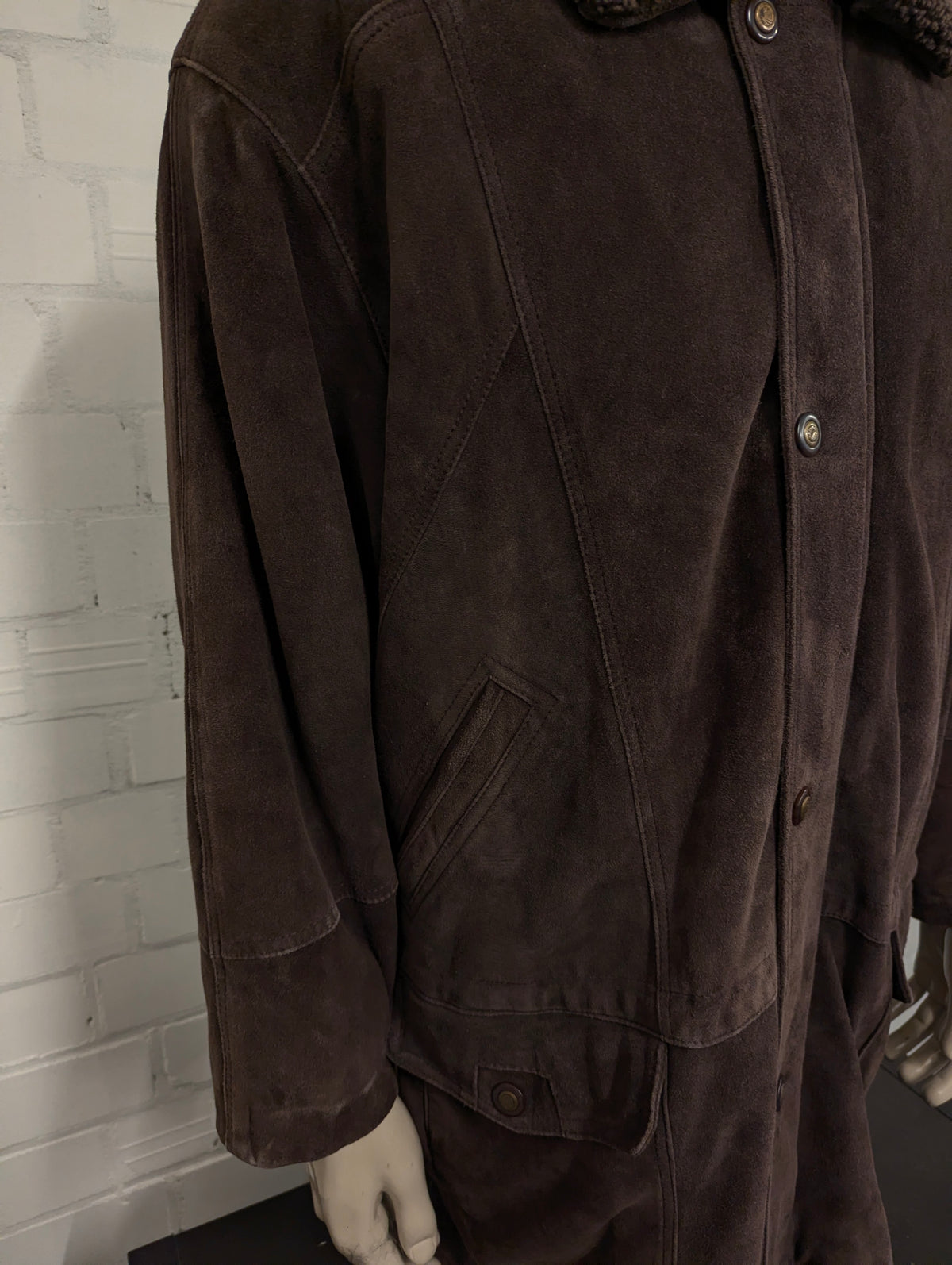 Chedo Suede Halflange jas met afritsbare kraag. . Donker Bruin gekleurd. Maat 56 / XL.