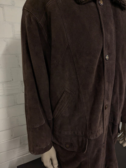 Chedo Suede Halflange jas met afritsbare kraag. . Donker Bruin gekleurd. Maat 56 / XL.