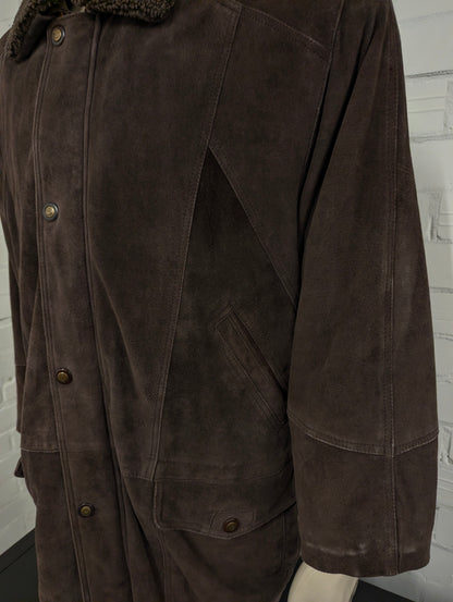 Chedo Suede Halflange jas met afritsbare kraag. . Donker Bruin gekleurd. Maat 56 / XL.