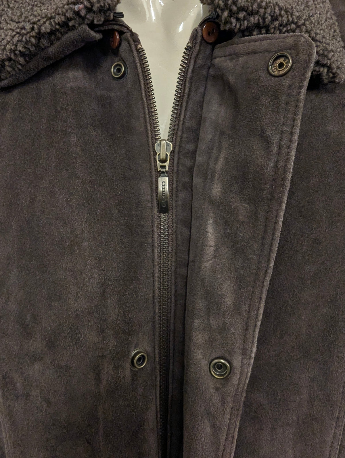 Chedo Suede Halflange jas met afritsbare kraag. . Donker Bruin gekleurd. Maat 56 / XL.