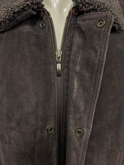Chedo Suede Halflange jas met afritsbare kraag. . Donker Bruin gekleurd. Maat 56 / XL.